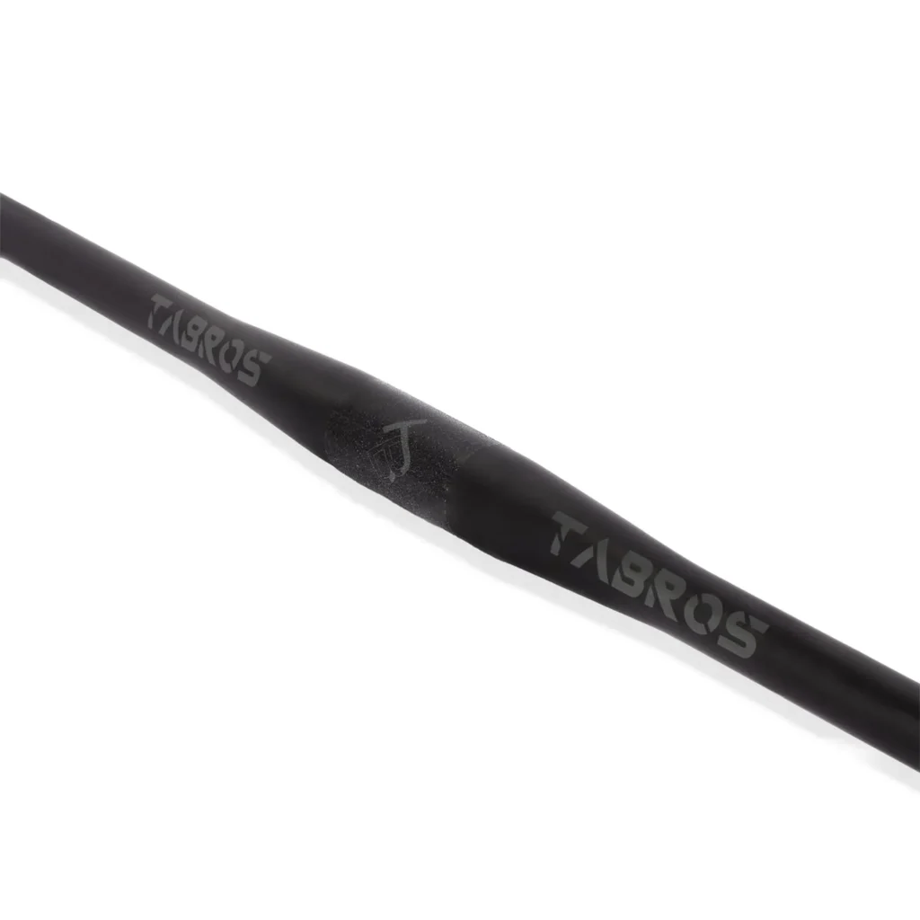 Dettaglio del manubrio TABROS in carbonio progettato per controllo e precisione